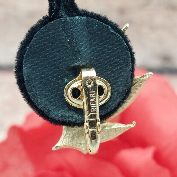 Vintage Crown Trifari Large Clip Earrings Brushed Gold Tone Leaves Feathers - Picture 6 of 7